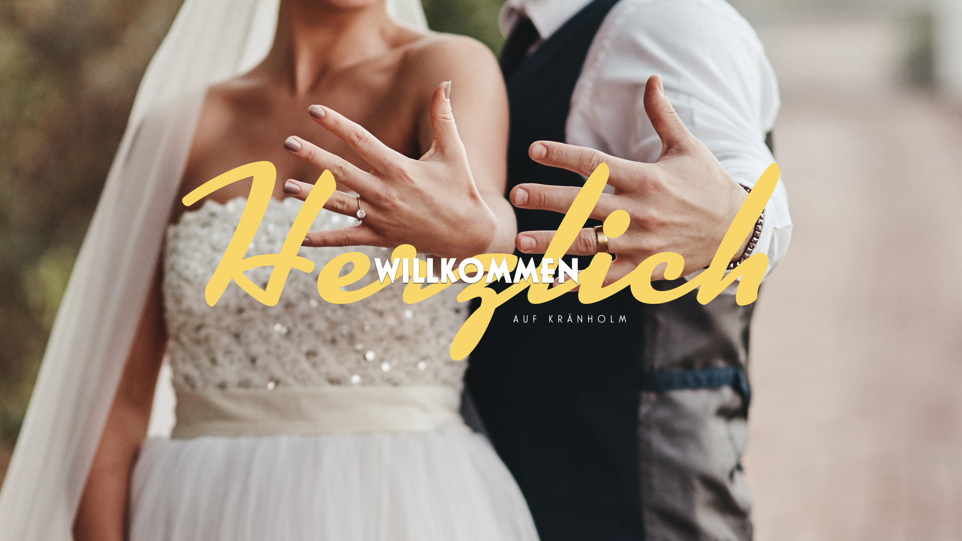 Hochzeit auf Kränholm – Brautpaar mit Eheringen, herzlich willkommen